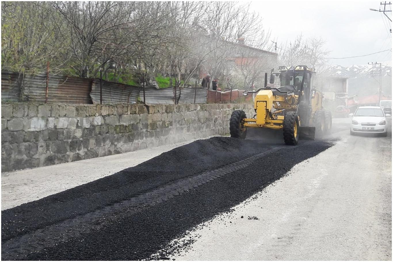 Kış mevsiminde bozulan yollar belediye tarafından onarılıyor Kış mevsiminde bozulan yollar belediye tarafından onarılıyor